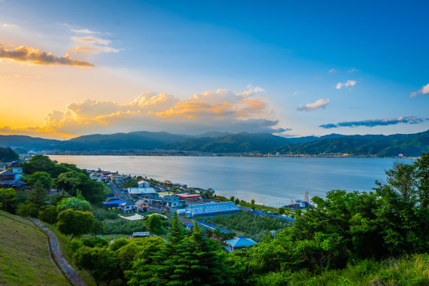 日落时分，日本长野的水和湖以城市和山脉为背景。风景的照片图片下载