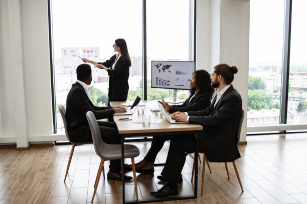 女商人向办公室同事展示城市景观图片下载