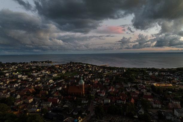 波兰的雅斯塔尼亚市。空中无人机拍摄的Jastarnia赫尔半岛波罗的海海岸照片。波兰的帕克湾。贾斯塔尼亚多云的日落。图片下载