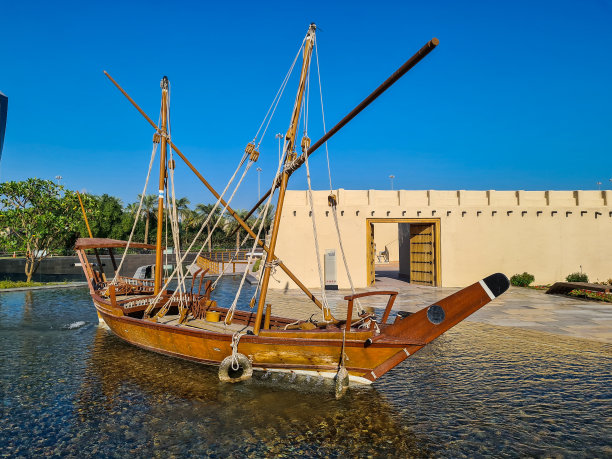 科威特市阿尔沙希德公园池塘里的装饰船图片下载