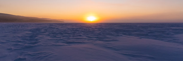 深冬在育空地区，加拿大在一月，日出在一个完全冻结的湖。图片下载
