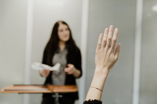 一位女士在教室里解释空气动力学图片下载