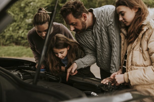 家庭与破碎的汽车的照片图片下载