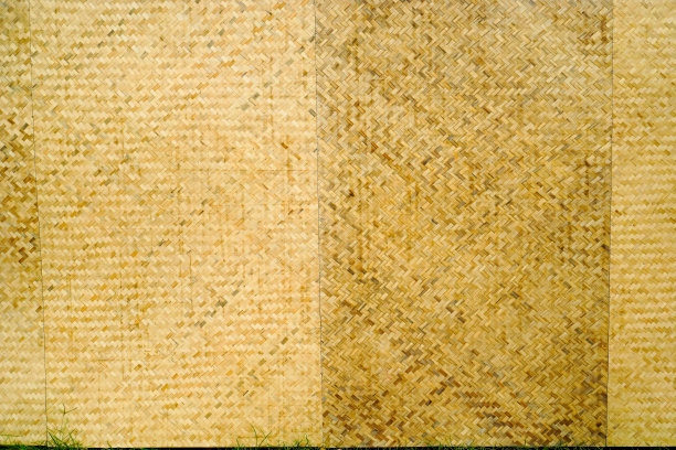 泰国清迈，公共花园人行道上的细竹条纹墙装饰照片。图片下载