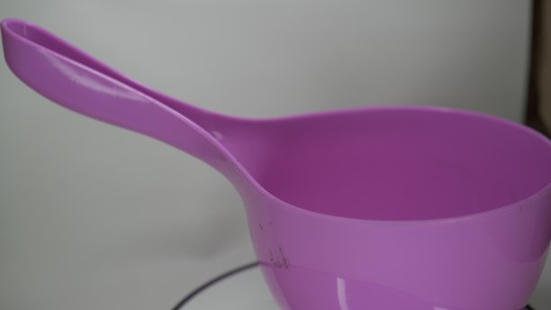 塑料勺很大，是粉红色的，或者更紫一点，图片下载