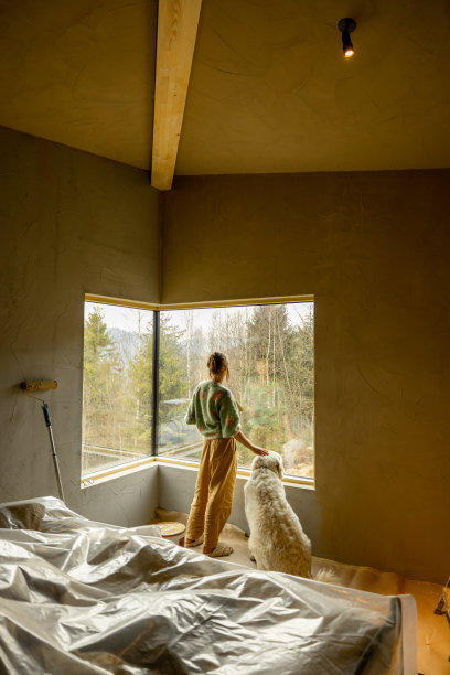 一名妇女和她的狗在修理房子图片下载