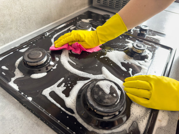 近距离拍摄主妇戴手套用海绵清洗板气图片下载