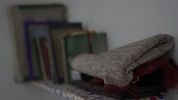 祈祷垫被折叠起来，与穆斯林的礼拜物品放在一起图片下载