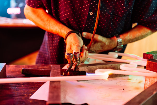 车间内高级手工制作霓虹灯图片下载