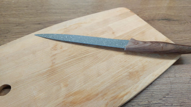厨房里刀放在砧板上的特写照片图片下载