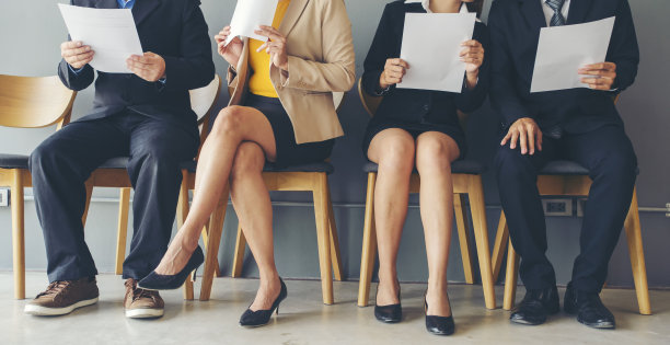 一群商务人士在等待工作面试。亚洲女商人和商人坐着审阅文件，为职位面试做准备——横幅图片。图片下载