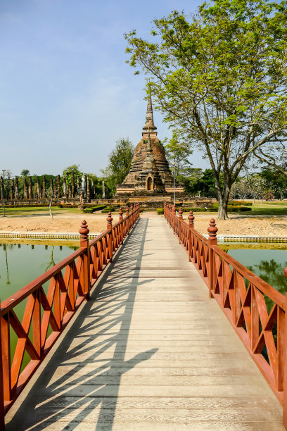 公园里的木桥，数码照片作为背景图片下载