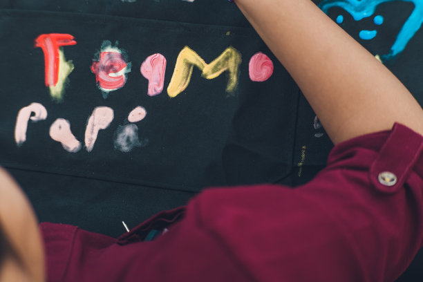 父亲节那天，一个男孩用水彩画了一件t恤，上面写着西班牙语。图片下载