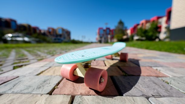 温暖夏日户外便士滑板特写图片下载