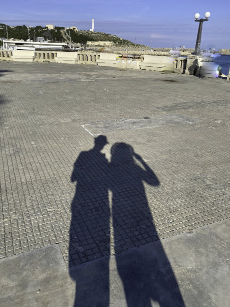 影影中行走的情侣图片下载