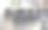 现代办公室内部，在早晨的阳光下，有办公桌和水泥地上的大窗户图片下载