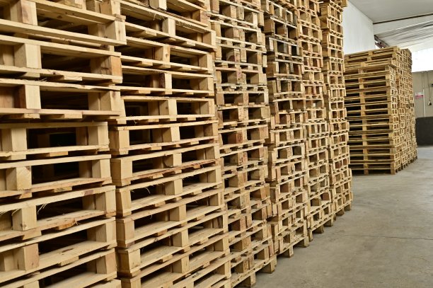 堆叠托盘。栈木托盘在仓库库存照片图片下载
