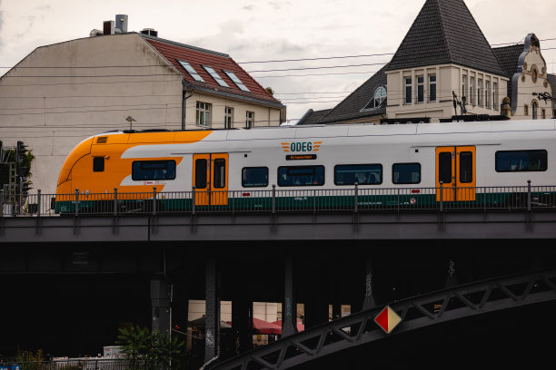 柏林Friedrichstraße bahnhof火车站附近的德国铁路ODEG列车照片。图片下载