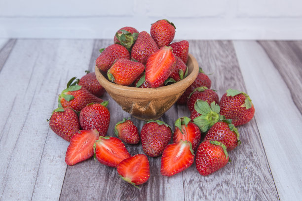 小陶瓷锅周围和里面都有草莓图片下载