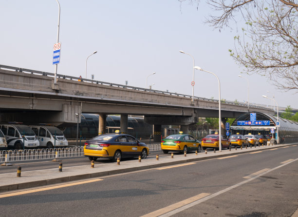 北京南站出租车排队等候乘客图片下载