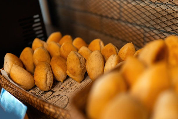 硬皮的手工面包，配上橄榄油或蘸汤，以其质朴的魅力和令人满意的嘎吱声增强用餐体验。图片下载