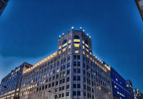 在一个晴朗的夜晚，市中心的办公楼图片下载