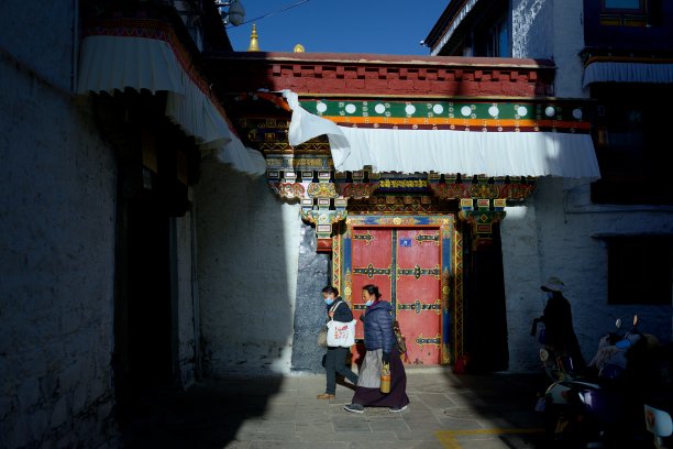 2024年3月27日，中国拉萨:清晨，祈福者在八廓街拿着酥油祈福。图片下载