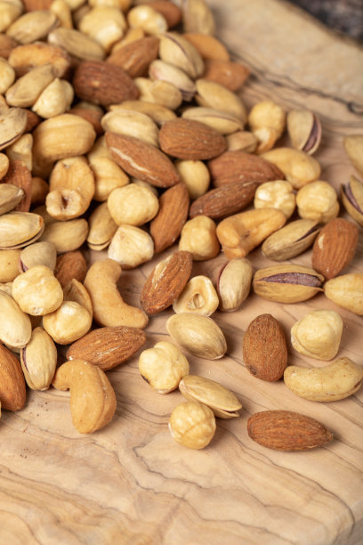 在木制背景上混合坚果。近距离图片下载