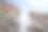瀑布在山间映衬着天空，水从悬崖顶上落下图片下载