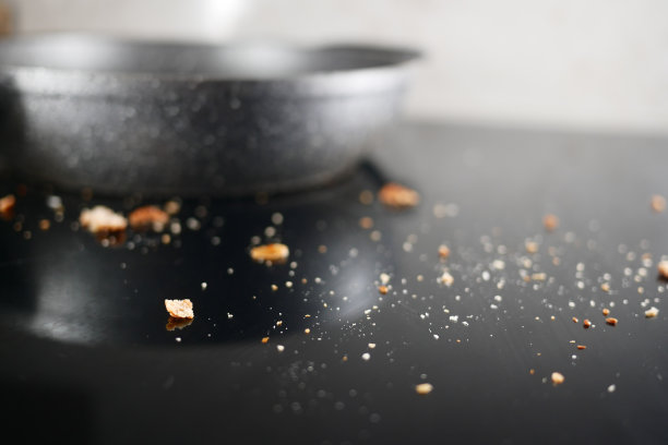 一个又黑又脏的电炉。特写镜头。图片下载