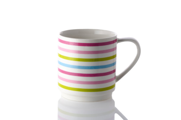 杯子与多色条纹在一个白色的背景孤立图片下载