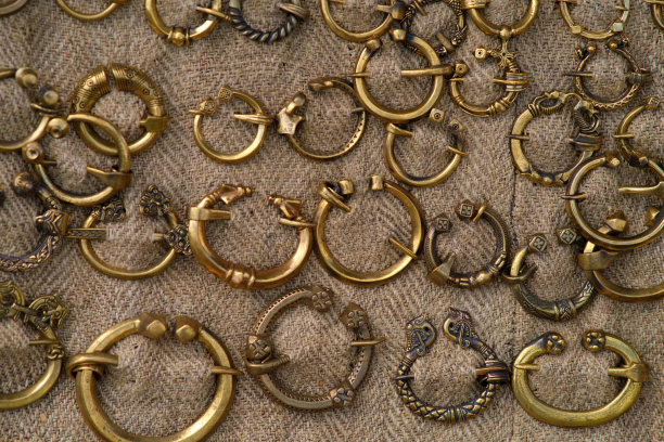 店里优雅的配饰可以为任何款式增添精致的色彩。图片下载