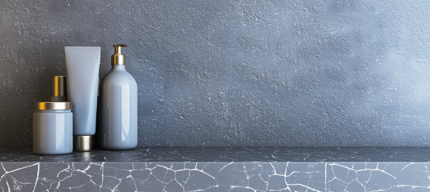 化妆品瓶放在大理石柜台上，对面是有质感的深蓝色墙壁，非常适合品牌和设计展示。三维渲染图片下载