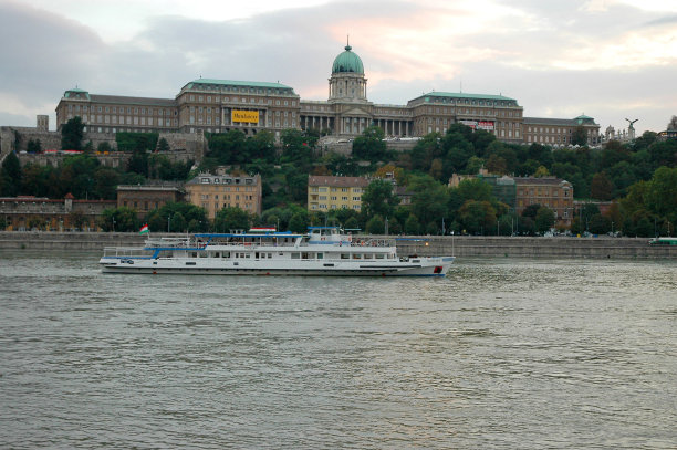 在匈牙利布达佩斯的步行街上，每天都能看到多瑙河、游船和布达城堡和皇宫图片下载