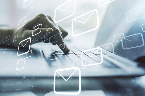 邮政信封插图的创意概念与手打字在笔记本电脑上的背景。电子邮件和通信概念。Multiexposure图片下载