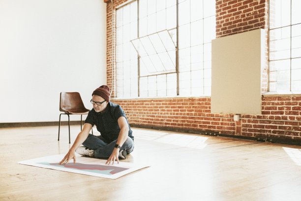 商人在地板上计划一个项目图片下载