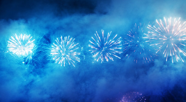 美丽的烟花在夜空中图片下载