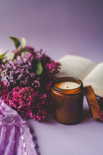 燃烧的蜡烛，一束紫丁香和打开的书，春天的审美照片图片下载