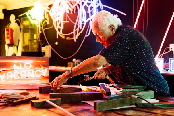 车间霓虹灯弯管工图片下载