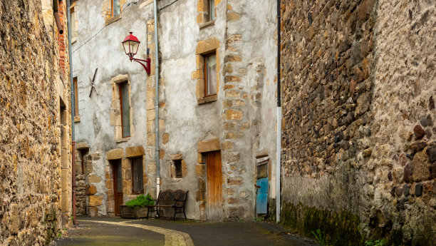 一条非常有特色的法式街道。这张照片拍摄于法国奥弗涅的维勒孔德图片下载