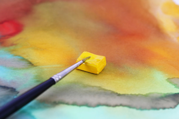 抽象背景上的刷子和固体水彩板图片下载