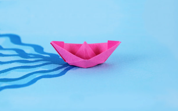 粉红色的船在旅途中留下了痕迹图片下载