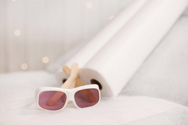 防护眼镜，美容师防紫外线。脱毛理念，肌肤光滑，健康。近距离护目镜和激光脱毛仪脱毛图片下载