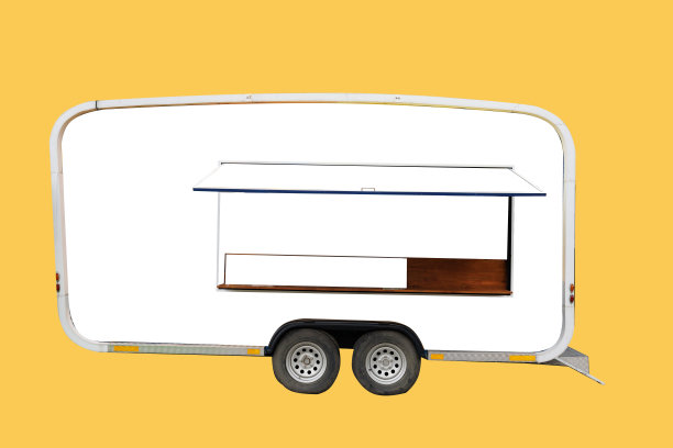 一辆带有黑色遮阳篷和棕色柜台的白色拖车。黄色背景的餐车隔离。图片下载