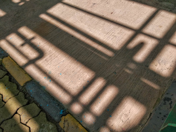 厂房建筑框架在混凝土地板上的影子图片下载