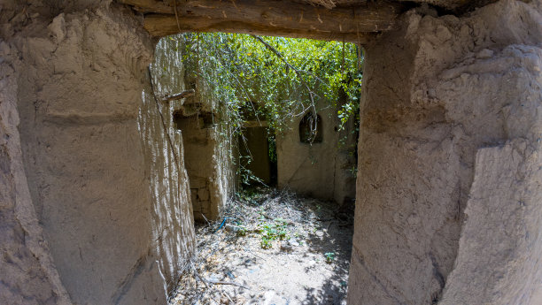 春天的一天，阿曼尼兹瓦附近废弃的土坯建筑的照片图片下载