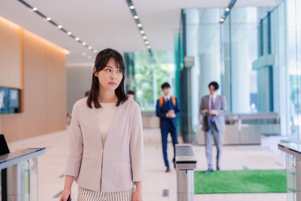 一个女人带着悲伤的脸来到办公室图片下载