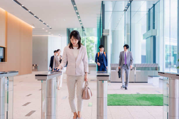 一个女人带着悲伤的脸来到办公室图片下载