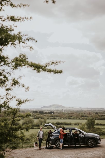 一群朋友在公路旅行的照片图片下载