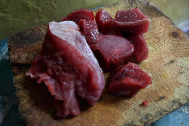 照片上的新鲜牛肉仍然是红色的，准备煮熟图片下载